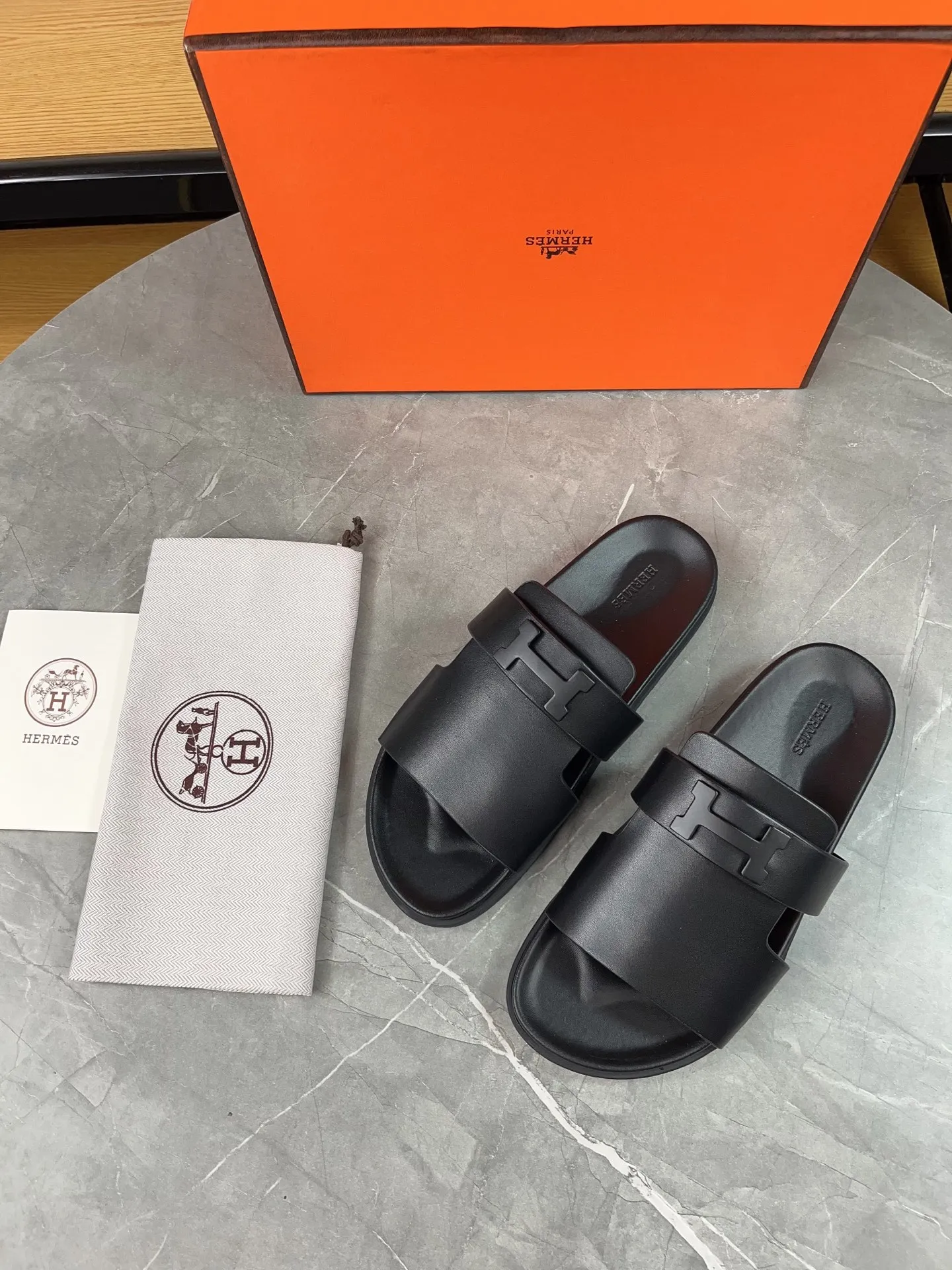 p440🐮🐮H family classic (couples) buckle slippers ✅ Hermes Hermes spring and summer sandals series! Classic style, always popular slippers - sandals, great with any combination! ! ! Upper: imported palmprint PU inner lining: imported mixed sheepskin Outsole: Tpu non-slip and wear-resistant outsole Female size: 35-40 (41 customized) Male size: 39-45 (39.45 customized)